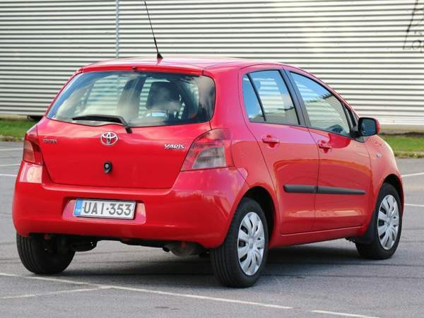 Toyota Yaris Рахе - изображение 3