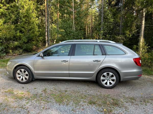 Skoda Superb Uusikaupunki - valokuva 2