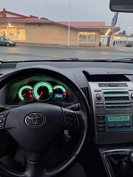 Toyota Corolla Verso Somero - изображение 6