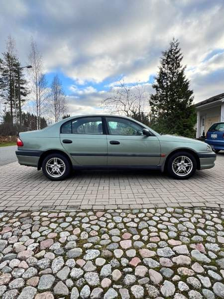 Toyota Avensis Luga – foto 2