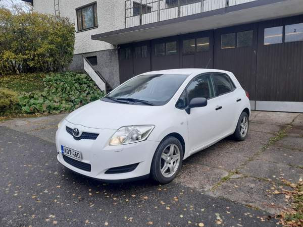 Toyota Auris Glebychevo - valokuva 1