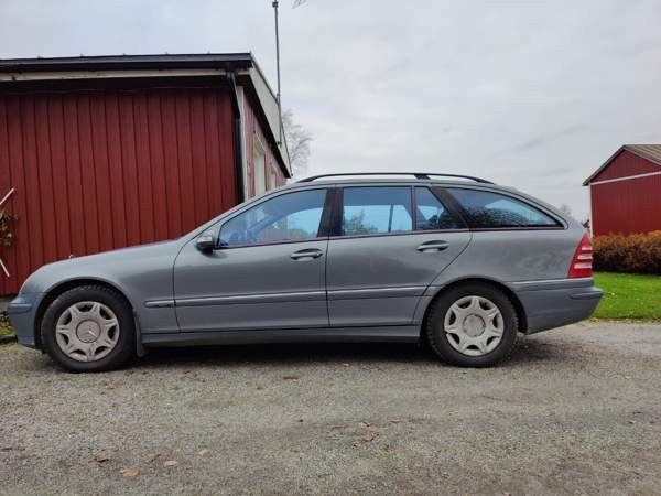 Mercedes-Benz 220 Uusikaarlepyy - valokuva 1