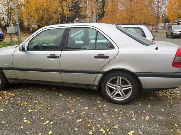 Mercedes-Benz 220 Kuopio - valokuva 1