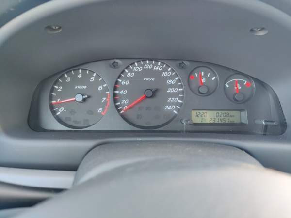 Nissan Almera Hafnarfjoerdur - valokuva 8