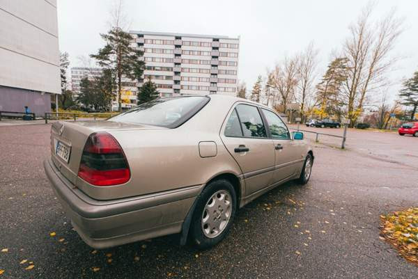 Mercedes-Benz 240 Helsinki – foto 3