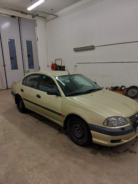 Toyota Avensis Luga - valokuva 5