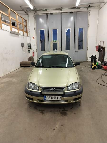 Toyota Avensis Luga - valokuva 1