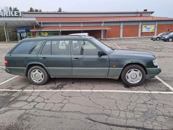 Mercedes-Benz 230 Russia - valokuva 3