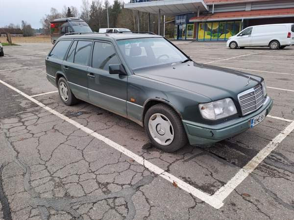 Mercedes-Benz 230 Russia - valokuva 1