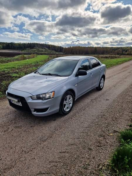Mitsubishi Lancer Piikkiö - valokuva 1
