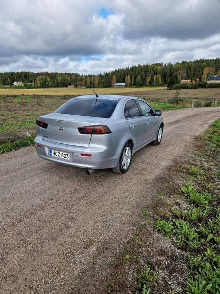 Mitsubishi Lancer Piikkiö - valokuva 4