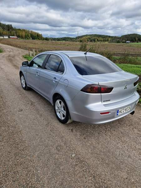 Mitsubishi Lancer Piikkiö - valokuva 3