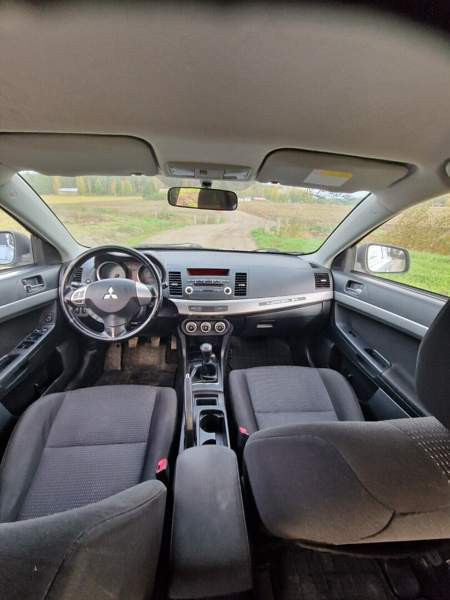 Mitsubishi Lancer Piikkiö - valokuva 8