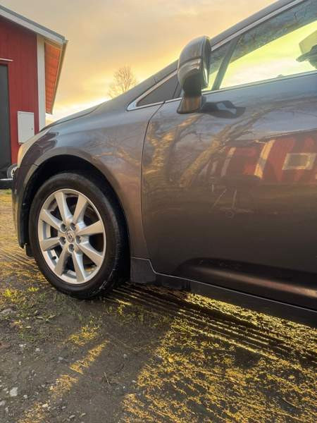 Toyota Avensis Hafnarfjoerdur - valokuva 5