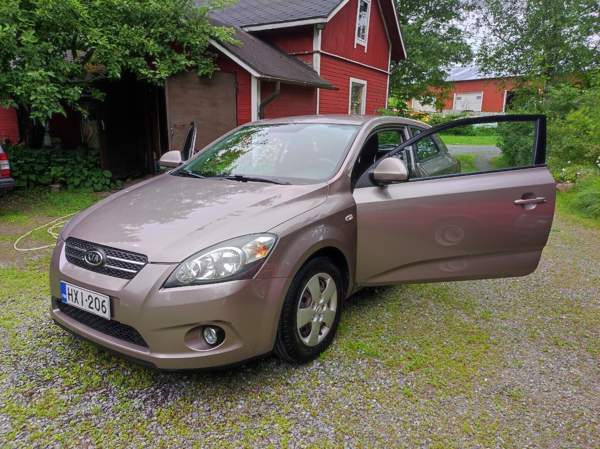 Kia Ceed Ugleural'skiy - valokuva 1