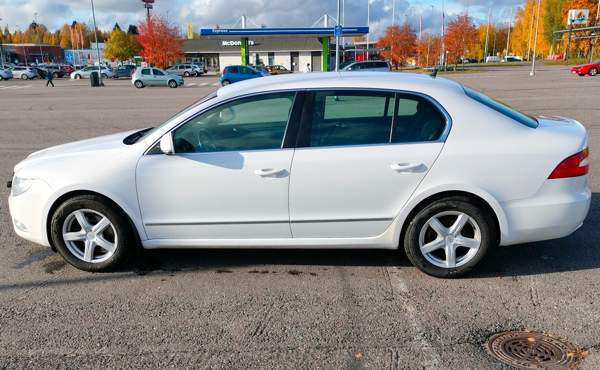 Skoda Superb Joroinen - valokuva 2