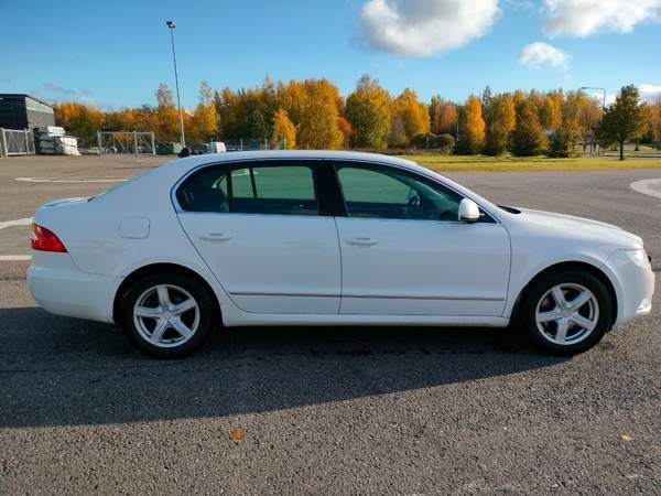 Skoda Superb Joroinen - valokuva 1