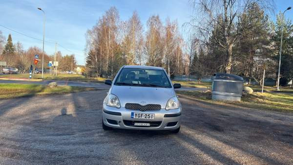 Toyota Yaris Sarov - valokuva 3