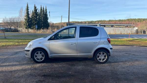 Toyota Yaris Sarov - valokuva 2