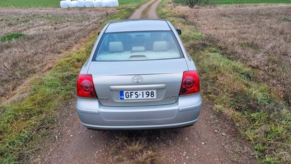 Toyota Avensis Vehmaa - valokuva 4
