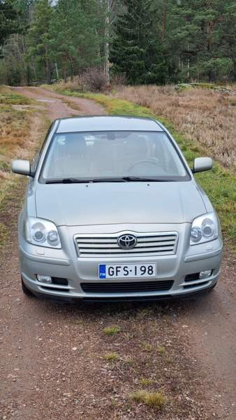 Toyota Avensis Vehmaa - valokuva 2