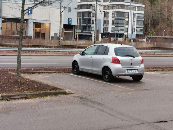 Toyota Yaris Kirkkonummi - valokuva 1