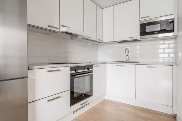 3h+kt+kph+lasitettu parveke  Helsinki - valokuva 3