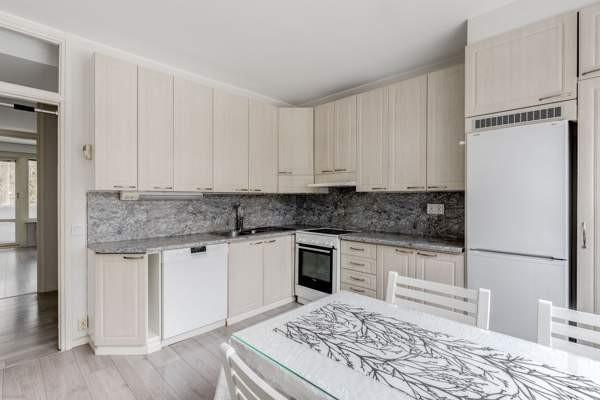 2h +k + lasitettu parveke  Helsinki - valokuva 4