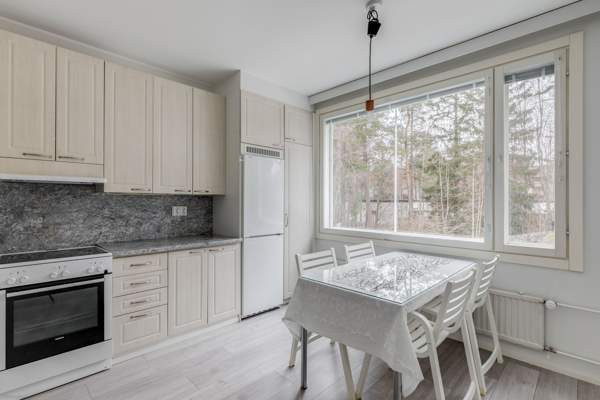 2h +k + lasitettu parveke  Helsinki - valokuva 3