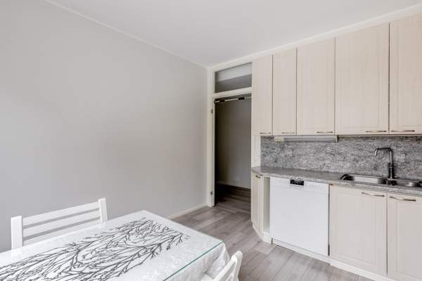 2h +k + lasitettu parveke  Helsinki - valokuva 5