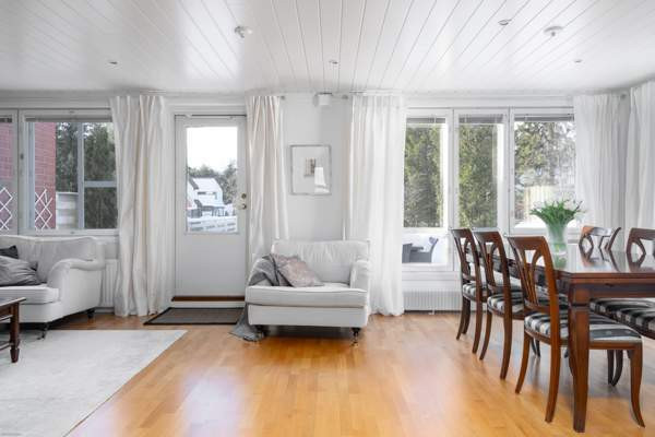 5H+K+S+2xKPH+3xWC+KHH+3xP. Lisäksi huoneet ullakol  Espoo - valokuva 2