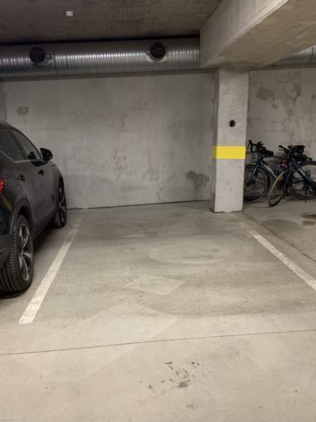 Latauspisteellinen autopaikka  Helsinki - valokuva 1