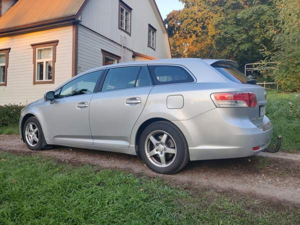 Toyota Avensis Lovisa - valokuva 3