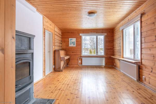 3h + s + psh + wc + k + eteiset + vintti + autokat  Jaemsae - valokuva 2