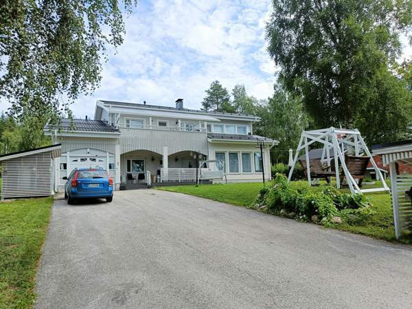 Olohuone, 4mh +iso takkahuone+keittiö+2 vaatehuone  Ylitornio - valokuva 3