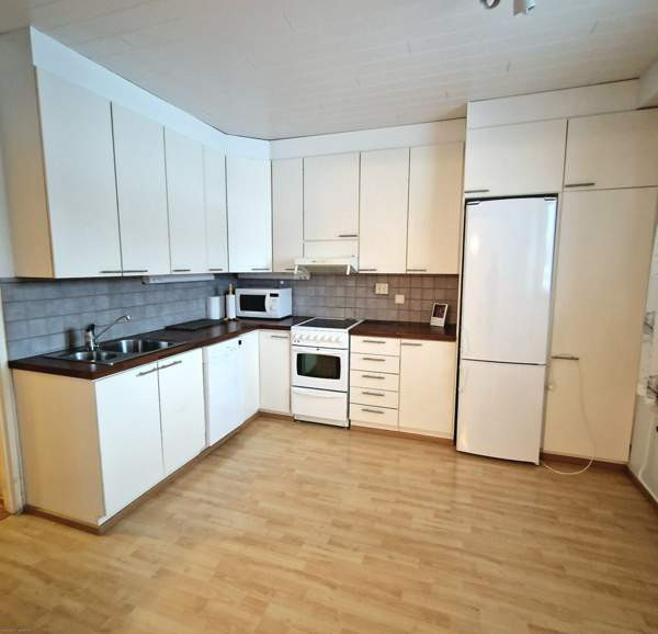 3h + k + kph + vaatehuone + piha + varastot  Keminmaa - valokuva 2