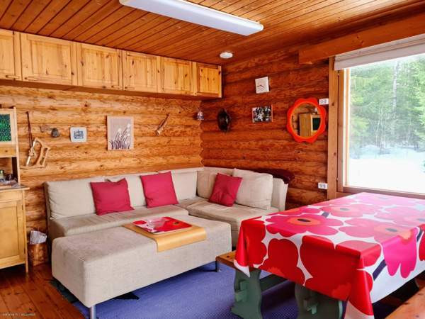 Olohuone, keittonurkaus, nukkumaparvi. Aitassa (pi  Tohmajärvi - valokuva 4