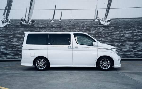 Nissan Elgrand Helsinki - valokuva 3