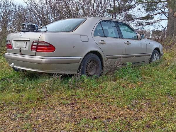 Mercedes-Benz E Siikalatva - valokuva 4