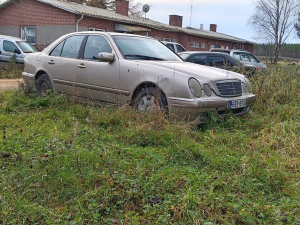 Mercedes-Benz E Siikalatva - valokuva 1
