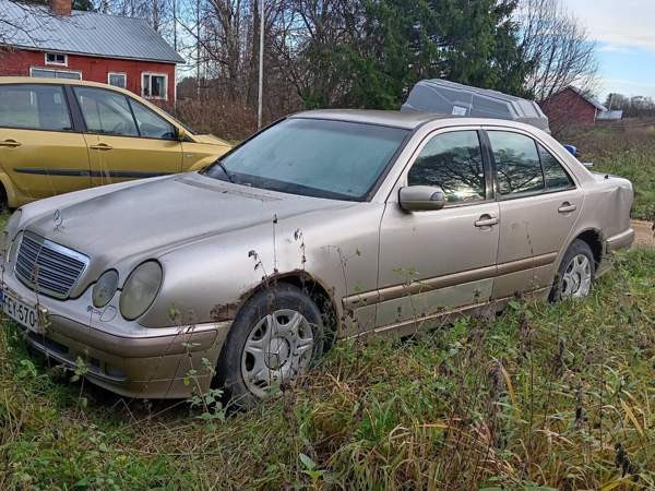 Mercedes-Benz E Siikalatva - valokuva 2