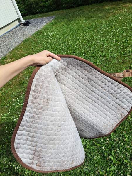 Ruskea ja valkoinen satulahuopa hevoselle Вихти - изображение 4