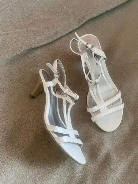 Valkoiset sandaalit Jyvaeskylae – foto 1