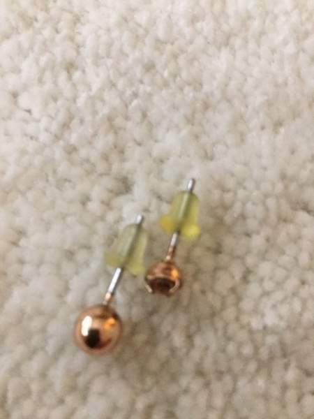 Kaksi kullanväristä paritonta korvakorua Keuruu - valokuva 3