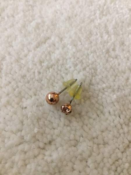 Kaksi kullanväristä paritonta korvakorua Keuruu - valokuva 1