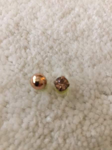 Kaksi kullanväristä paritonta korvakorua Keuruu - valokuva 2