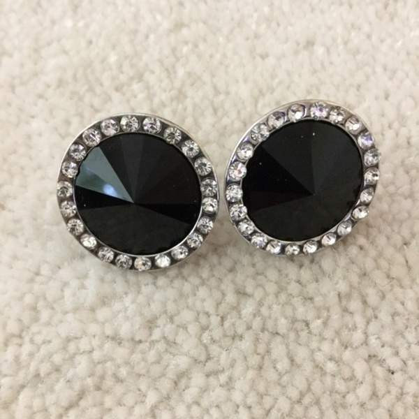 Mustat korvakorut, strasseja Keuruu - изображение 1