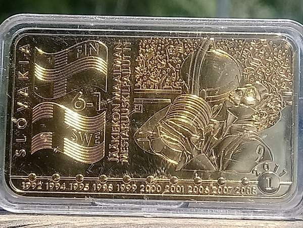 Jääkiekon Maailman mestaruuskilpailut 2011. kullanvärinen laatta. Koko - Vantaa – foto 2