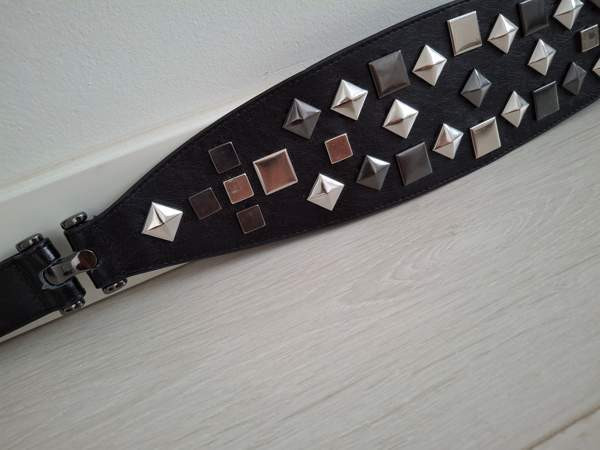 Upea monisävyisiä niittejä musta vyö kevät 25 Tampere - valokuva 3