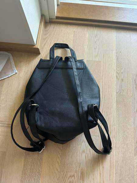 Myydään musta tyylikäs reppu Куопио - изображение 2